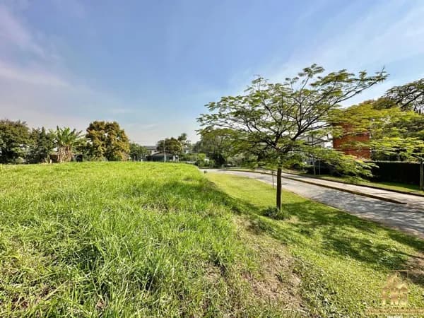 Lote Único de Esquina no Ponto Mais Alto do Condomínio