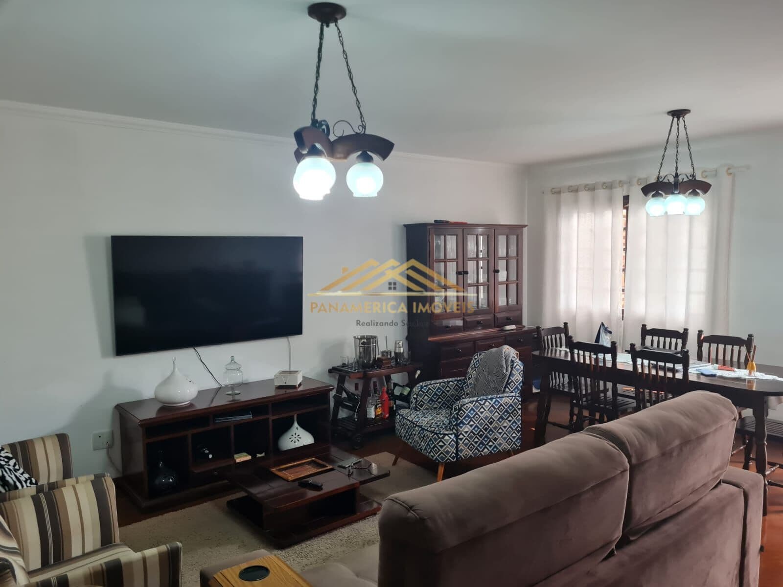 Casa Sobrado ampla e linda, com 3 quartos, suíte, salão, quintal e área gourmet