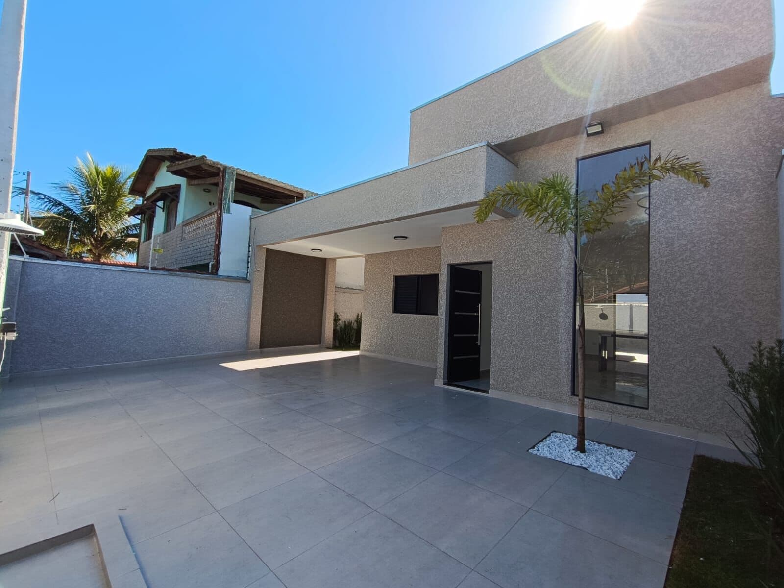 Casa com 3 quartos, sendo 1 suíte, à 30m da praia com piscina e área gourmet