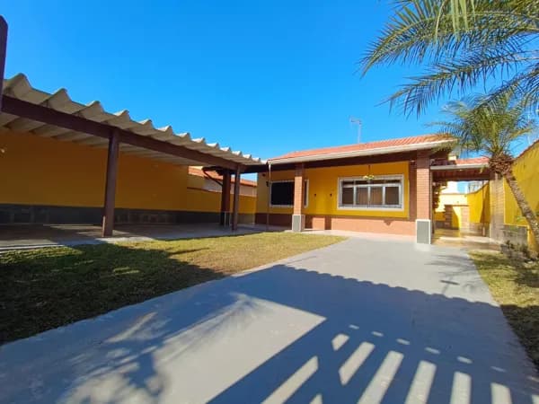 Casa com 3 quartos, sendo 1 suíte, porteira fechada, à 600m da praia