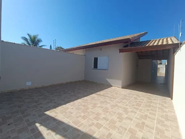 Casa com 2 quartos, sendo 1 suíte, piscina, à 800m da praia