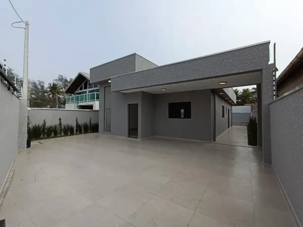 Casa frente ao mar, com 3 quartos, sendo 1 suíte e piscina