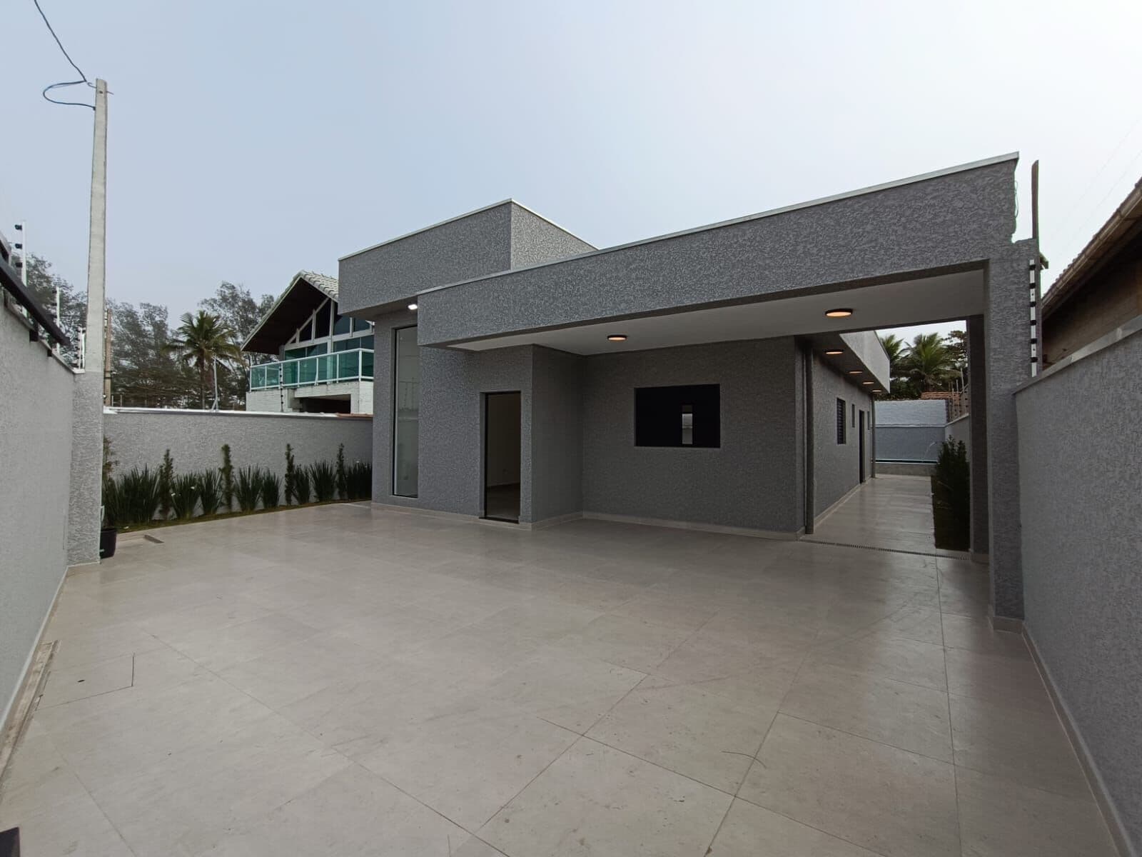 Casa frente ao mar, com 3 quartos, sendo 1 suíte e piscina