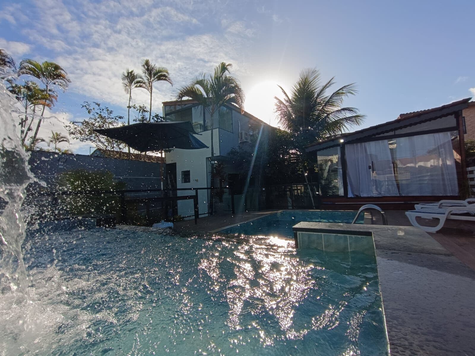 Casa com 4 quartos, sendo 3 suítes, piscina, banheira de hidromassagem