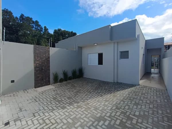 Casa com 2 quartos, sendo 1 suíte, piscina, à 600m da praia