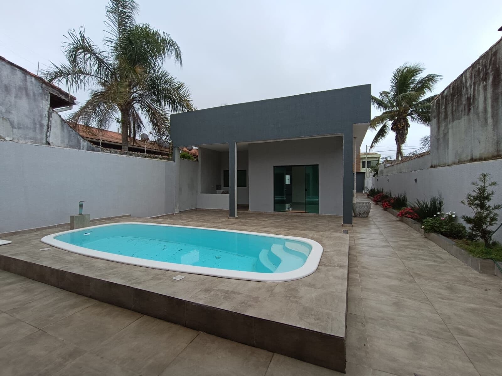 Casa com 4 quarto, sendo 1 suíte, piscina, área gourmet, à 300m da praia