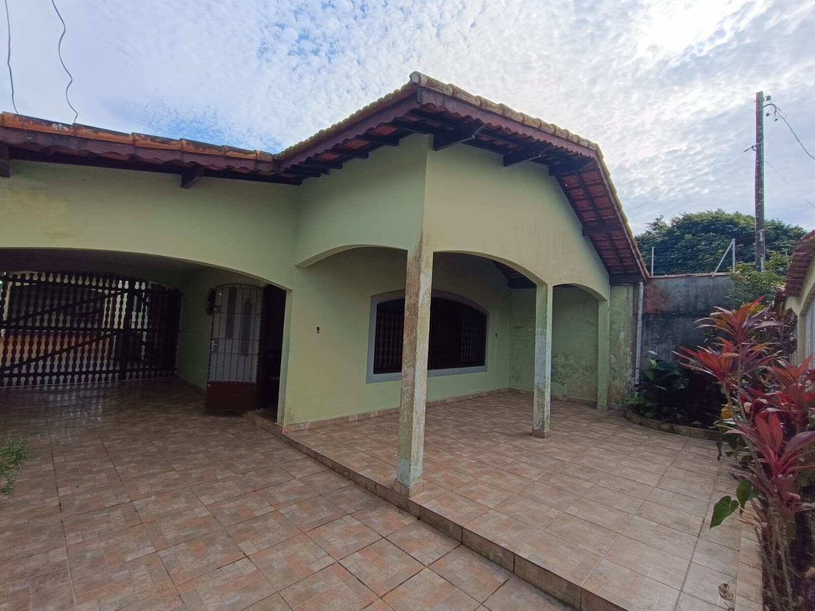 Casa com 2 quartos, lote inteiro, à 800m da praia