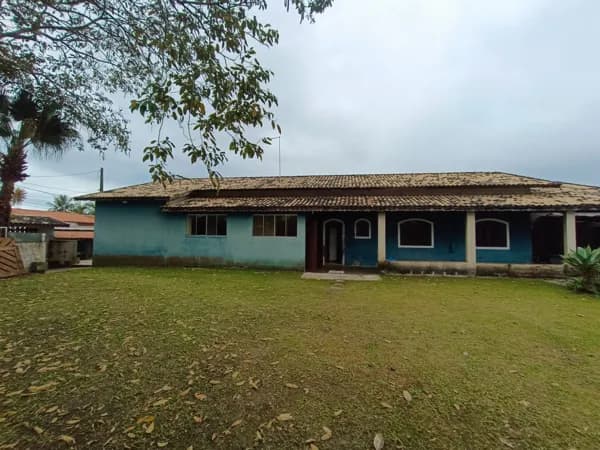 Casa com 3 quartos, sendo 1 suíte, à 600m da praia, com terreno grande