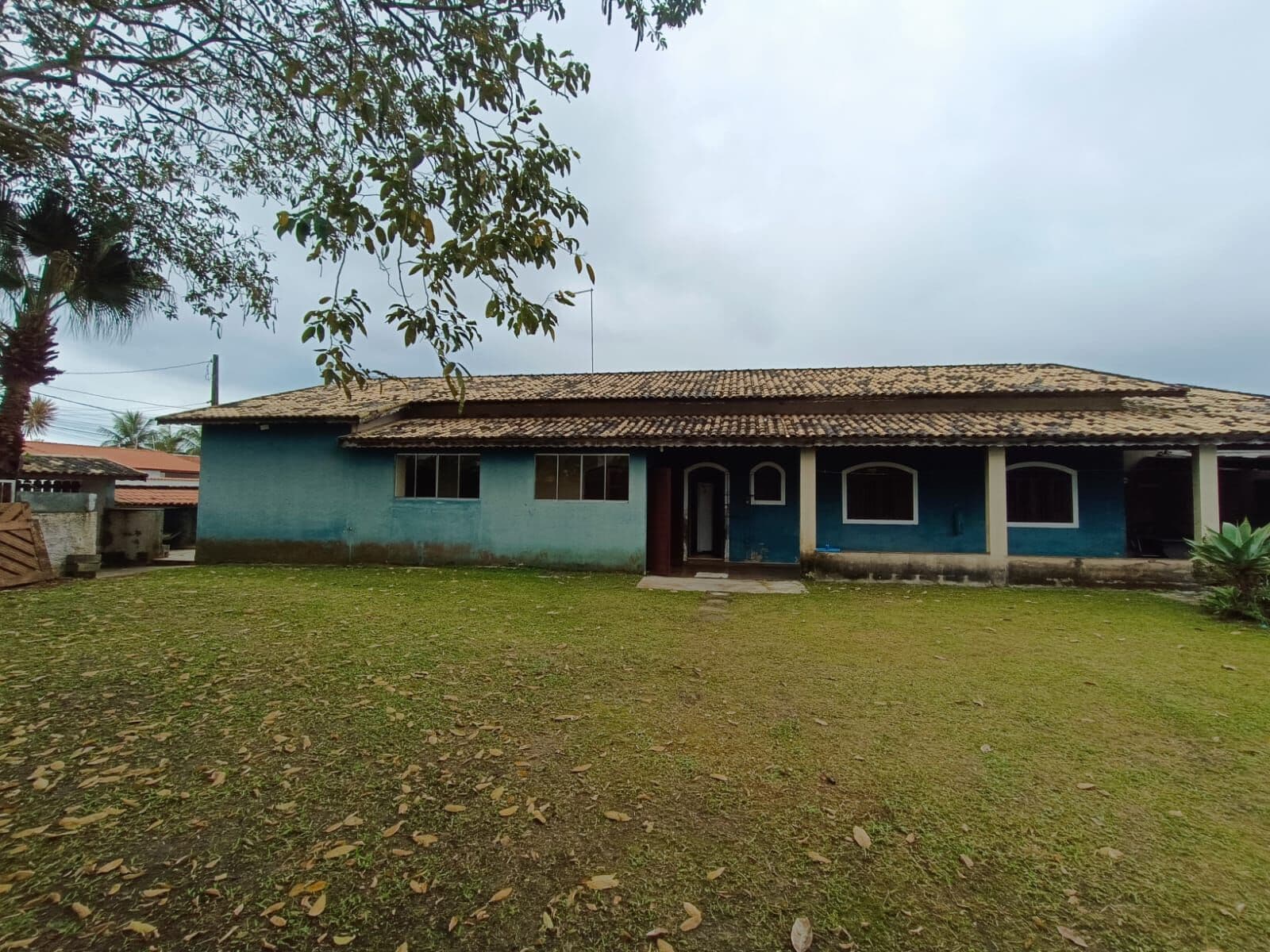 Casa com 3 quartos, sendo 1 suíte, à 600m da praia, com terreno grande