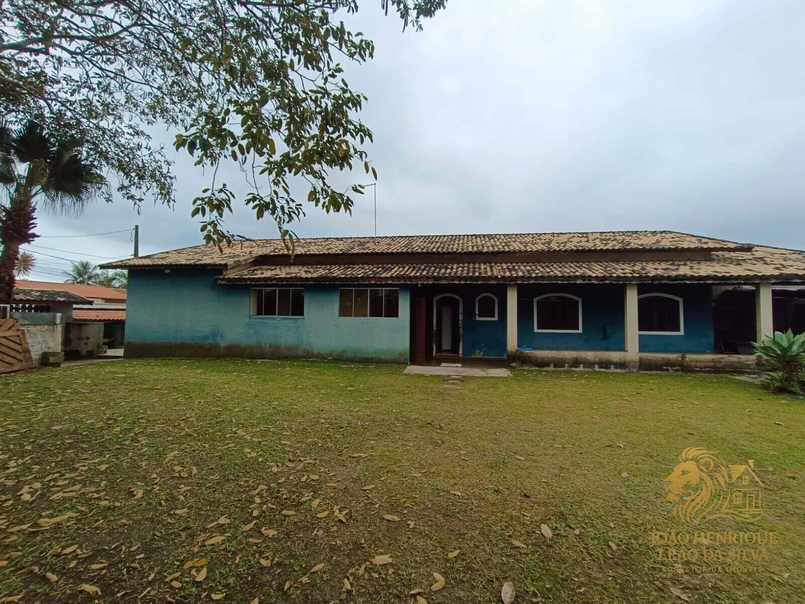 Casa com 3 quartos, sendo 1 suíte, à 600m da praia, com terreno grande