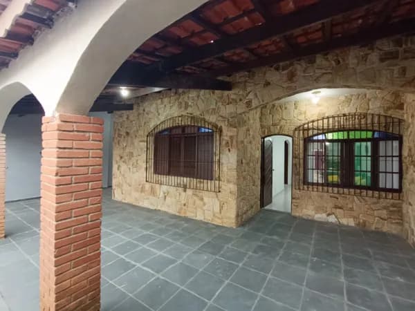 PORTEIRA FECHADA, com 4 suítes, 260m² de terreno, à 500m da praia