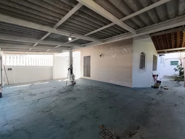 Casa à 600m da praia, em bairro comercial, com 3 quartos, sendo 1 suíte