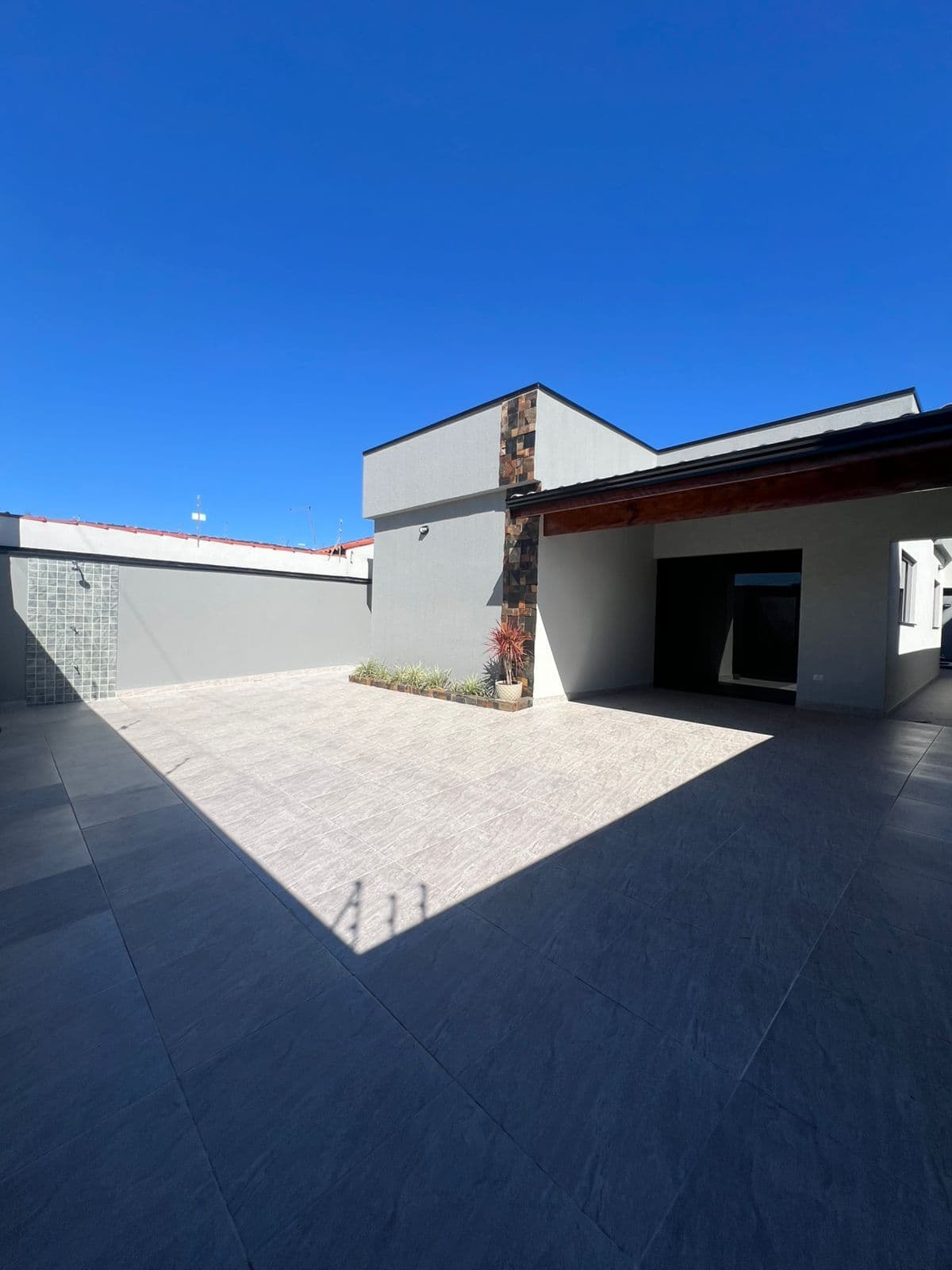 Casa com 3 quartos, sendo 2 suítes, com piscina, à 600m da praia