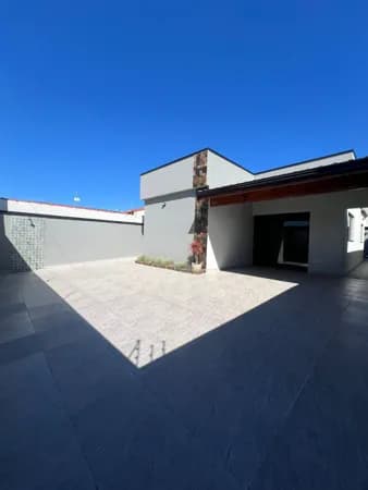 Casa com 3 quartos, sendo 2 suítes, com piscina, à 600m da praia