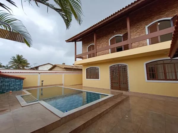 Casa com 4 quartos, sendo 2 suítes, à 100m da praia, com piscina e área gourmet
