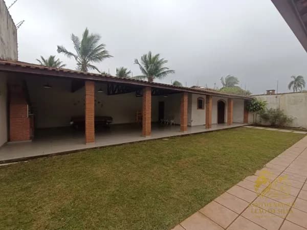 Casa com 578m² de terreno, à 300m da praia