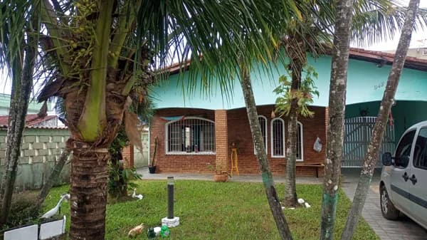 Casa com 3 quartos, sendo 1 suíte, com terreno espaçoso