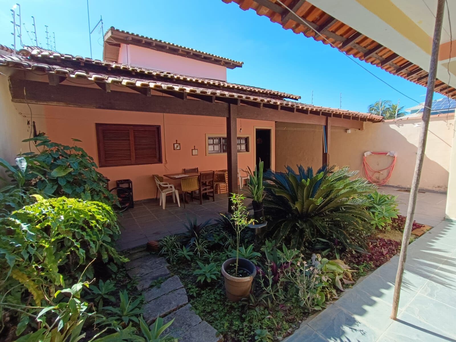 Casa com 3 quartos sendo 1 suítes, à 50m da praia, com edícula com mais uma suíte