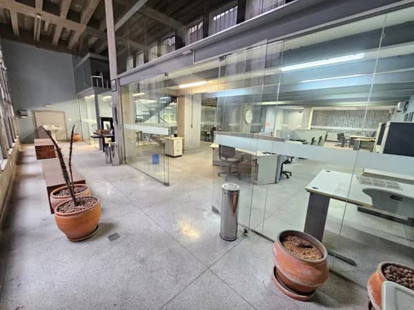 Espaço comercial triplex com 805,62 m² de área total construída no coração de São Paulo