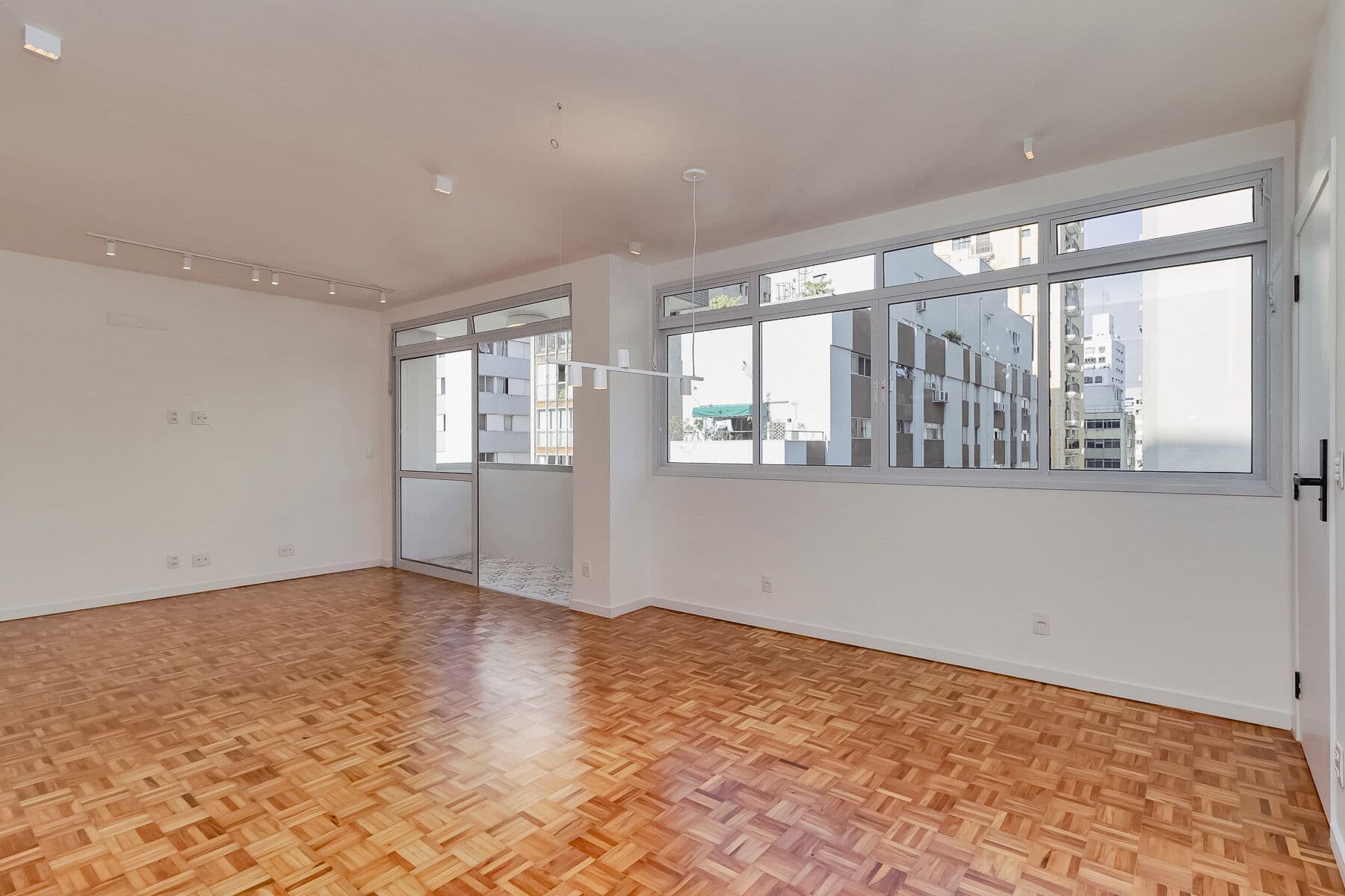 Tem apartamentos que se destacam pelos acabamentos. Outros, pela localização. Este reúne os dois.