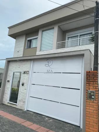 Casa de alto padrão com piscina no bairro Cordeiros em Itajaí