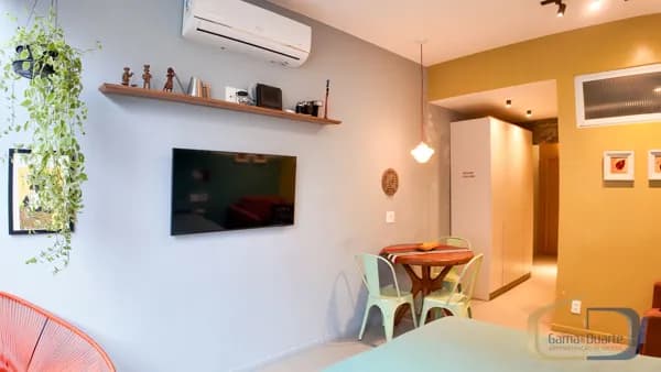 Apartamento totalmente mobiliado, na Av. Rio Branco, andar alto, a apenas 2 minutos do metrô da Carioca.
