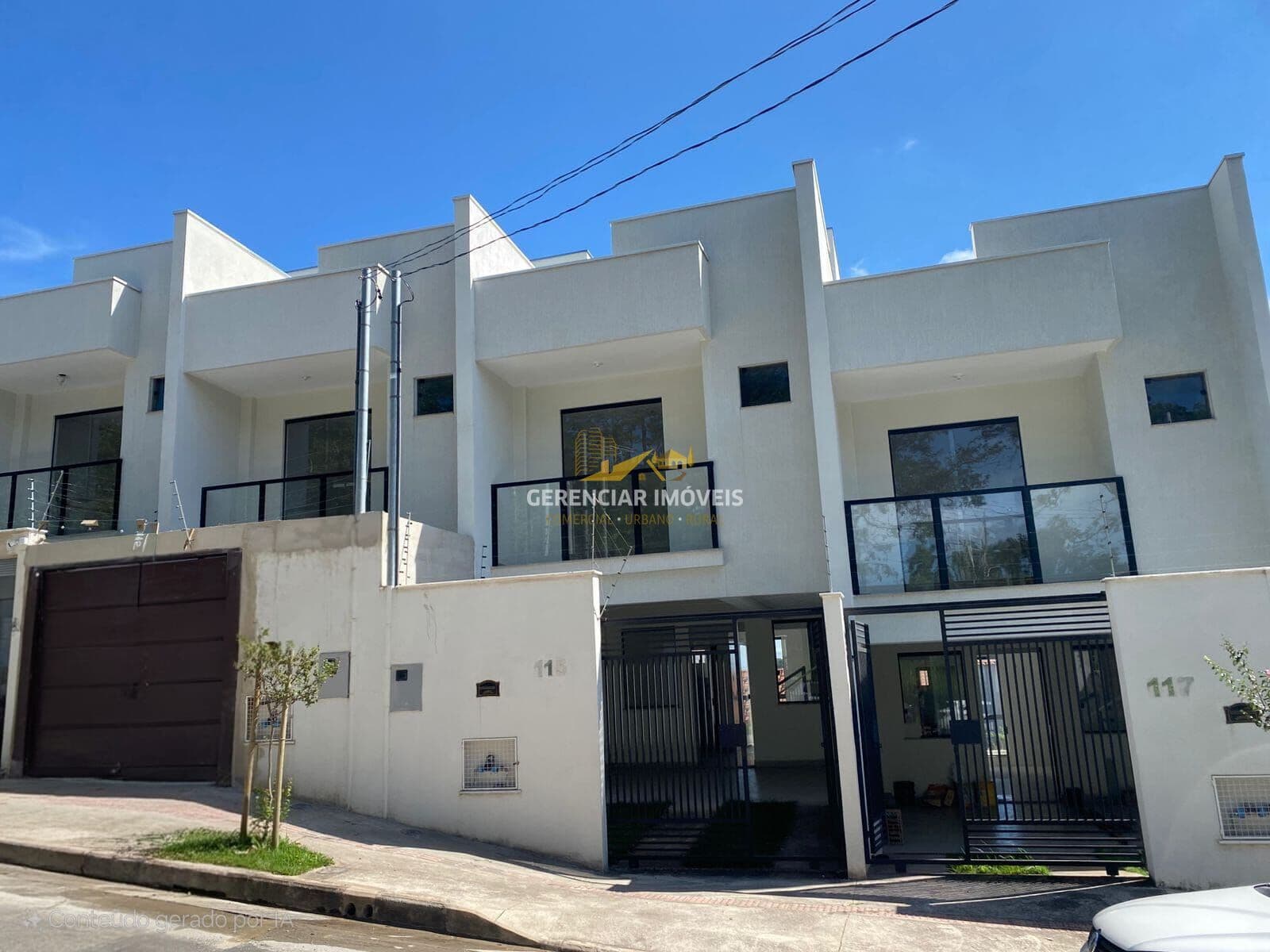 Excelente Casa Duplex no Centro de Betim com 3 Quartos, Suíte, 2 Sacadas e Área de Serviço Ampla!