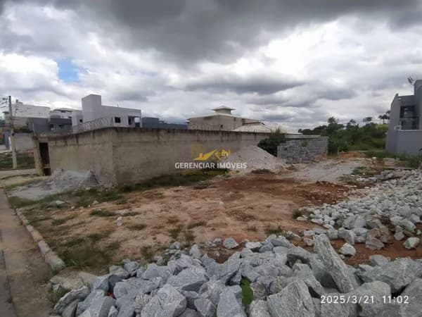 Terreno 200m² plano de frente para rua principal em Betim!