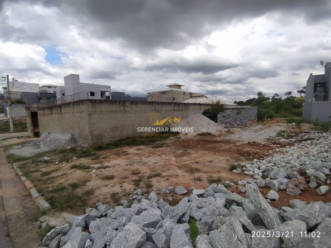 Terreno 200m² plano de frente para rua principal em Betim!