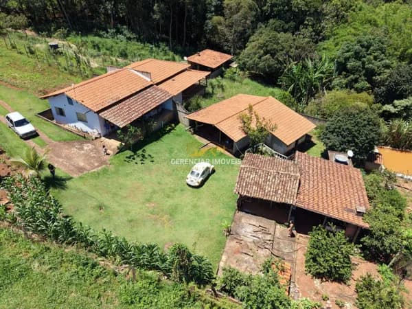 Chácara 3.000m² com 03 quartos , córrego , mina , energia e terras de cultura em Rio Manso - MG