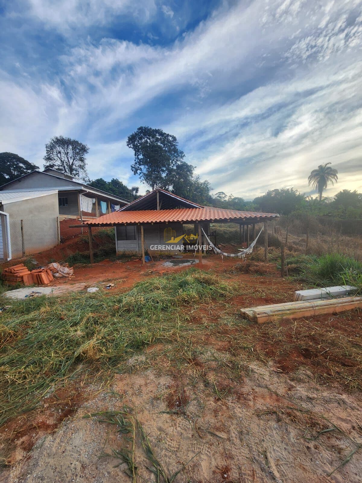 Terreno á Venda de 1000 m², com Casa pré-moldada em Término de Construção em Itatiaiuçu!