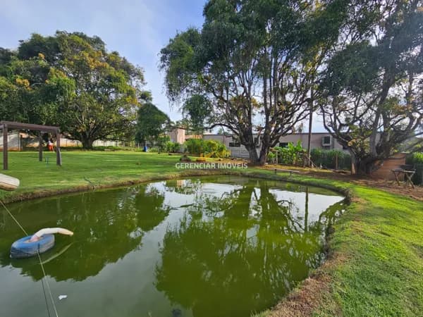 Chácara 2.500m² com lagoa e piscina em Mateus leme -MG