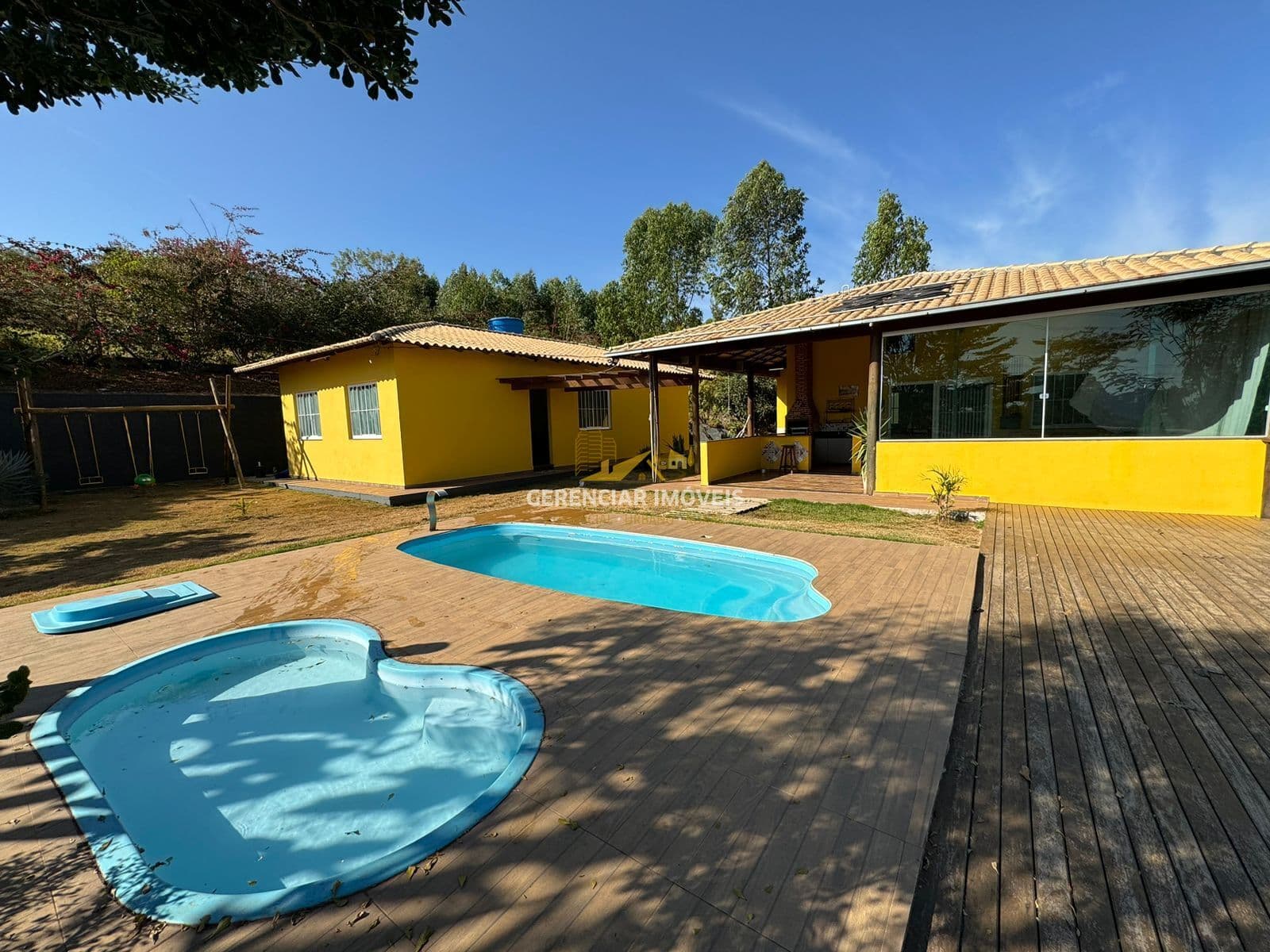 Chácara 4.500m² com 04 quartos , córrego e área gourmet em Itaúna-MG