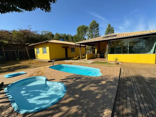 Chácara 4.500m² com 04 quartos , córrego e área gourmet em Itaúna-MG