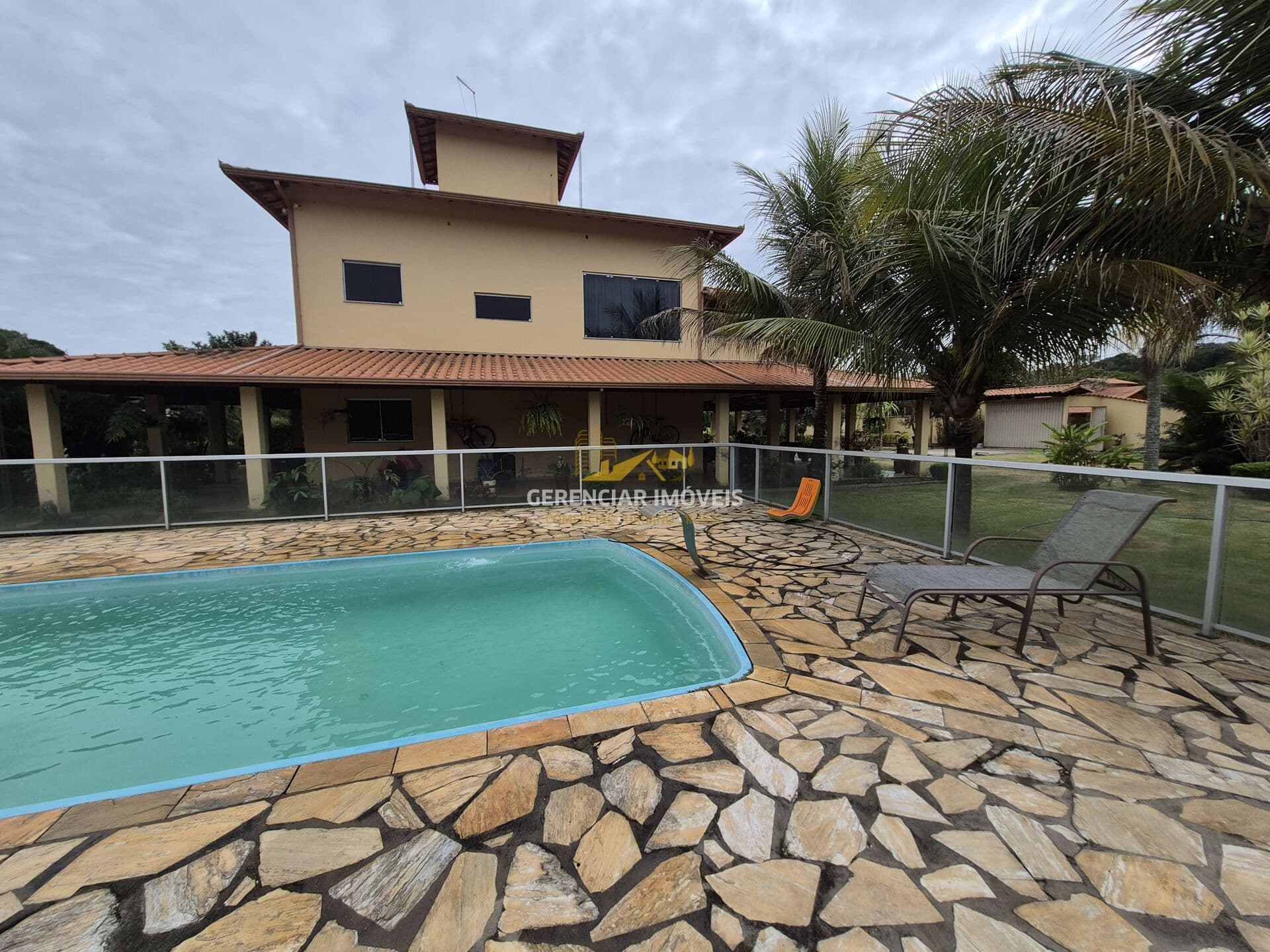Chácara 2.410m² com piscina, suíte master, área gourmet e poço de peixes em Esmeraldas-MG