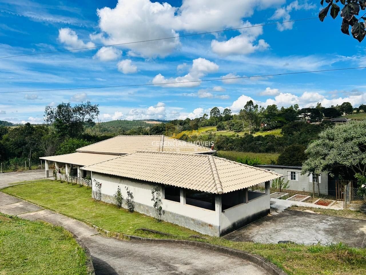Excelente Chácara de 4.700 m² á Venda com Água nos Fundos, 04 Quartos, Pomar e Galinheiro em Itaguara/MG