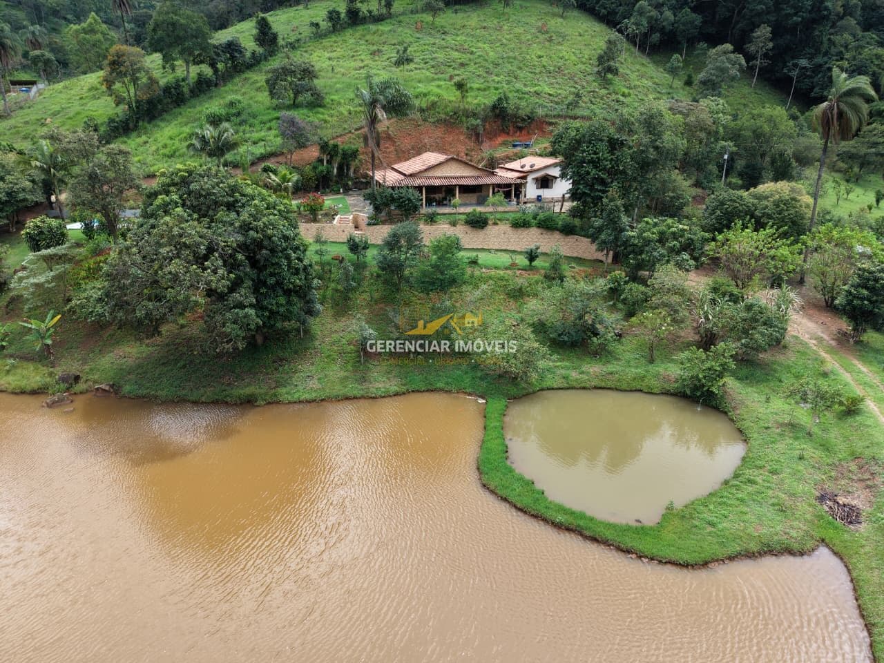 Sítio com poços de peixes e uma linda lagoa grande em Rio Manso/MG