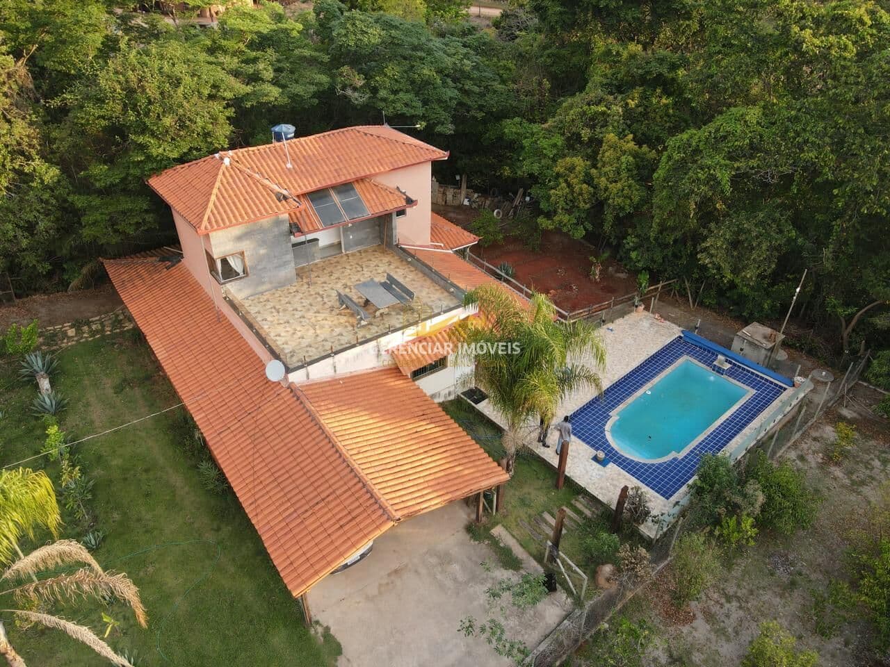 Sítio Completo em Rio Manso – 1.000m², Piscina com Cascata e Vista para a Mata!