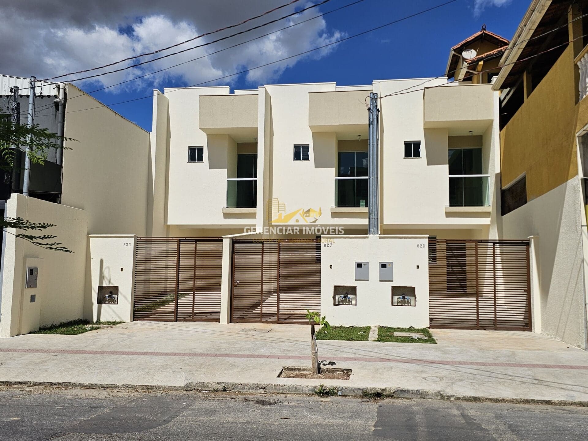 Casa Triplex com 03 Quartos, Suíte com Sacada, Garagem Coberta e Área Externa - Betim Duque de Caxias