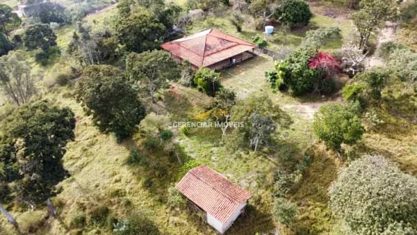 Excelente Sítio 30.000m² com Água Corrente nos Fundos, Casa toda Avarandada em Itatiaiuçu!