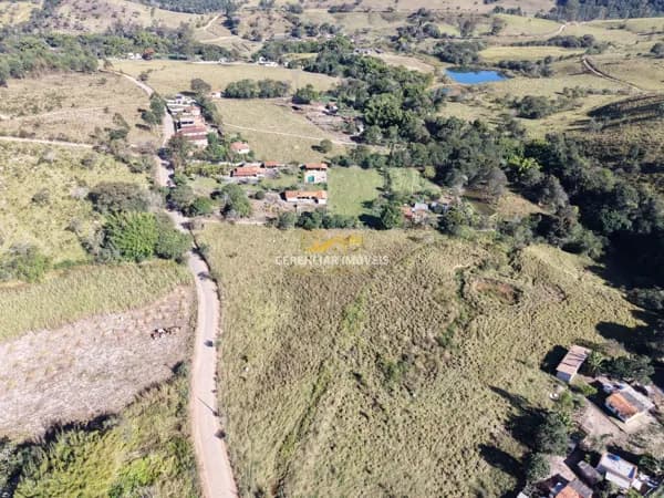 Sítio à Venda de 20.000 m² com Água Corrente nos Fundos e Escritura e Registro!
