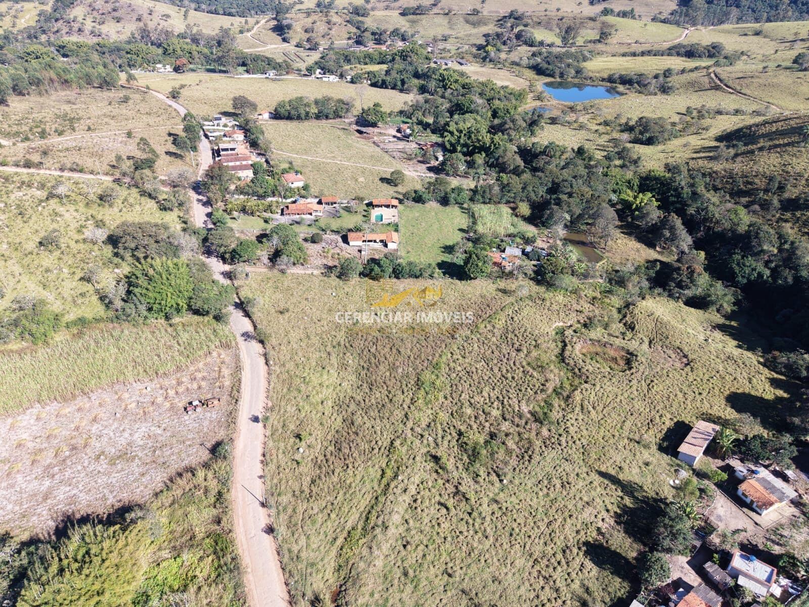 Sítio à Venda de 20.000 m² com Água Corrente nos Fundos e Escritura e Registro!