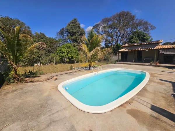 Chácara 1.250m² com córrego e piscina em Rio Manso-MG