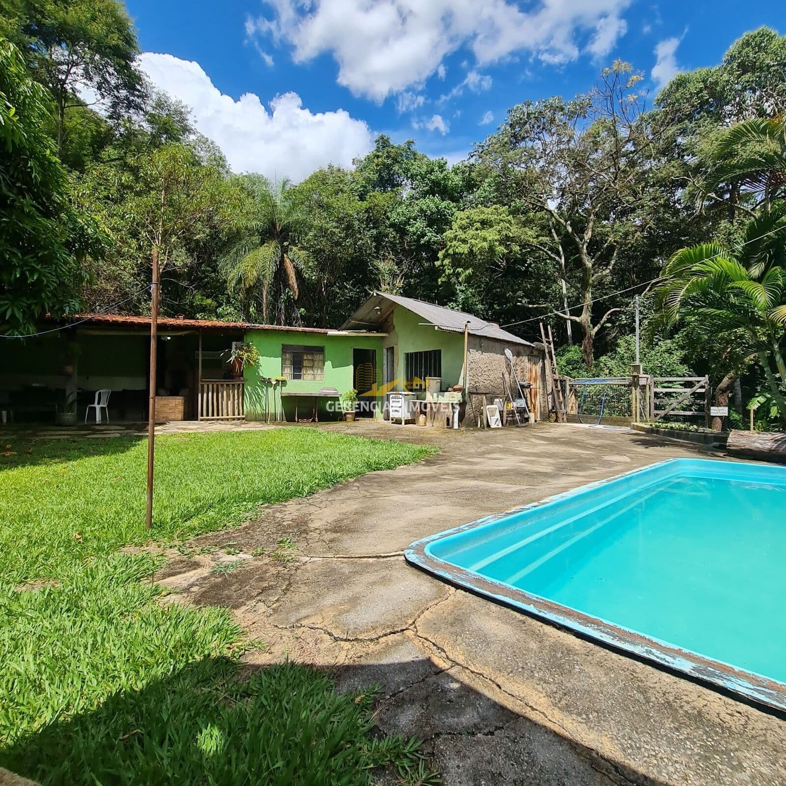 Chácara 1.515 m² toda cercada com lagoa natural nos fundos Itatiaiuçu/MG
