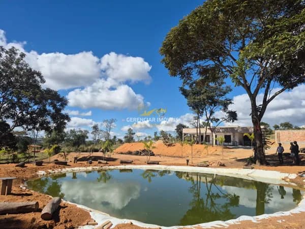 SÍTIO DE 5.000m² COM CASA MODERNA, PISCINA E LAGO EM ITATIAIUÇU/MG