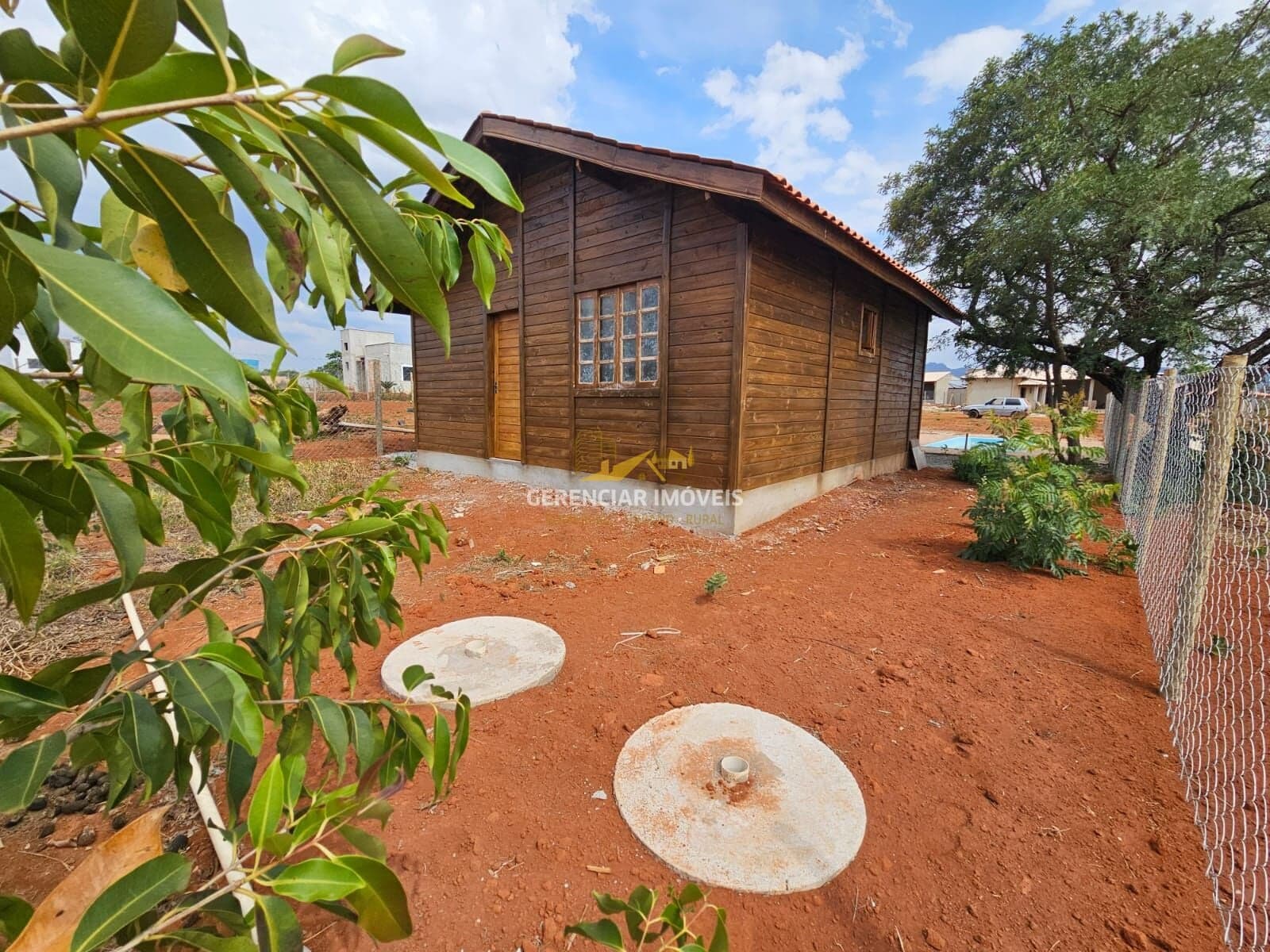 Chácara rústica 1.000m² com casa nova, piscina e localização privilegiada!