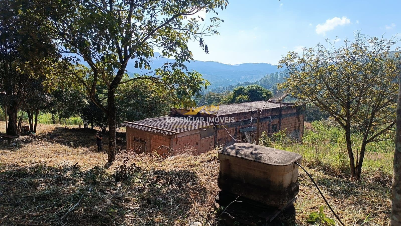 Chácara 5.000m² com pomar variado, vista linda e casa inacabada em Itatiaiuçu!