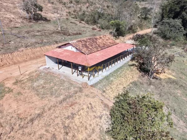 Chácara 5.000m² a venda em Itatiaiuçu MG com 3 Quartos e Rico em Água!