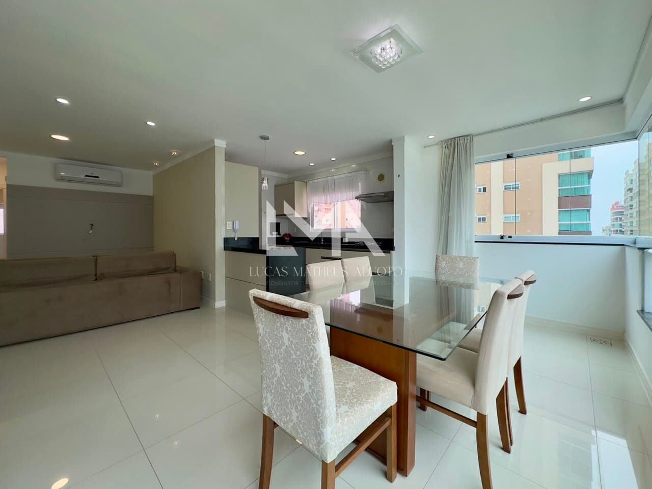 APARTAMENTO DE 3 SUÍTES PRÓXIMO AO MAR NA MEIA PRAIA