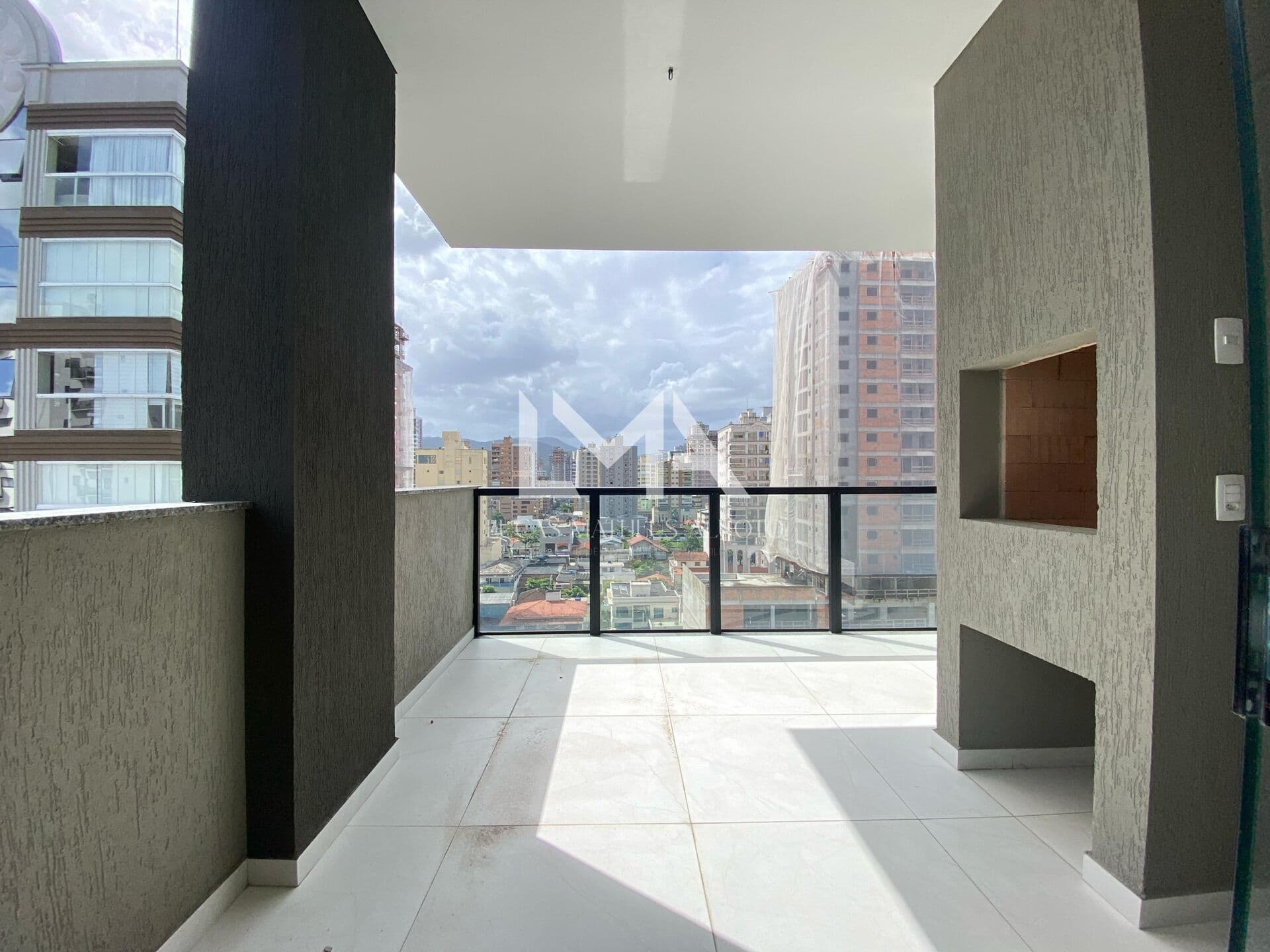 APARTAMENTO COM 3 SUÍTES NOVO EM ITAPEMA